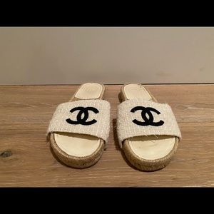 CHANEL WHITE TWEED SLIDE